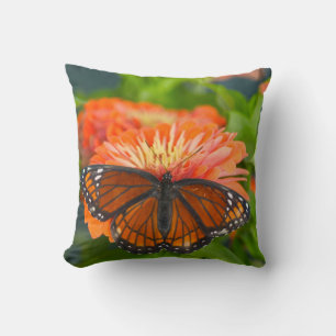 Coussin Un papillon Monarque sur des zinnias orange