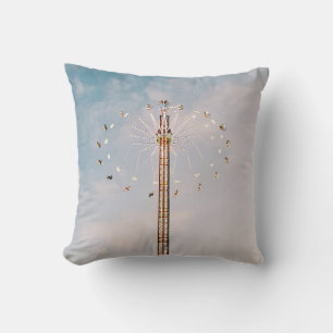 Coussin Un parc d'attractions multicolore sous un nuage bl
