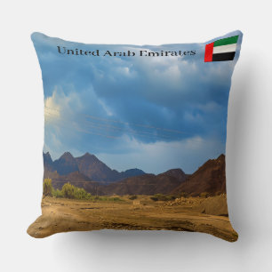 Coussin Un paysage aride sous un ciel nuageux et spectacul