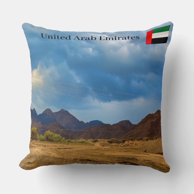 Coussin Un paysage aride sous un ciel nuageux et spectacul (Recto)