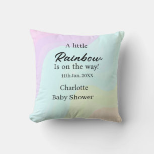 Coussin Un petit arc-en-ciel est en route nom de la baby s