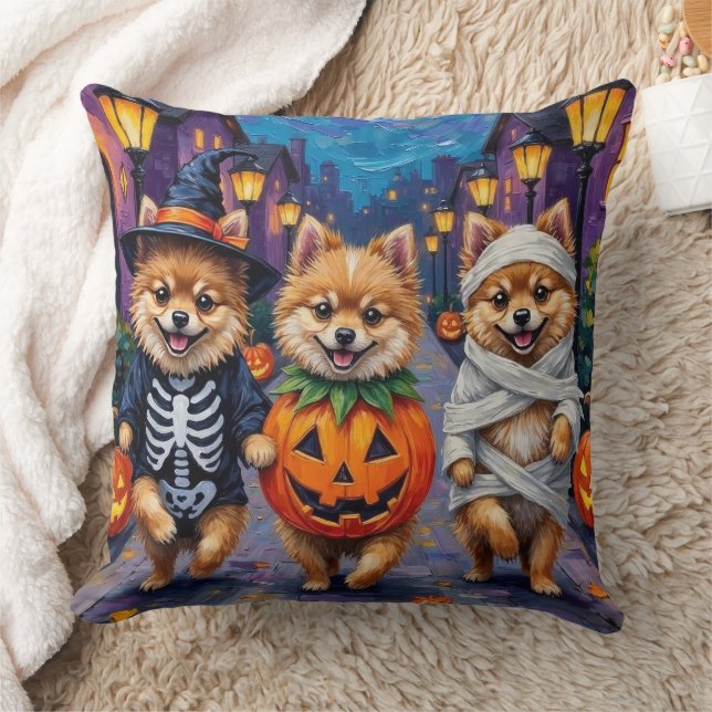 Coussin Un Pomeranian faisant Trick-or-Treating dans des c (Couverture)
