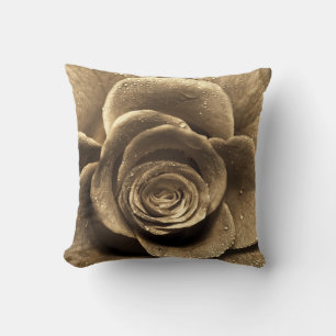 Coussin Un rose à l'ancienne en gros plan, mouillé avec un