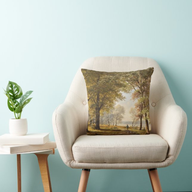 Coussin Un sentier forestier avec randonneur en automne (Chaise)