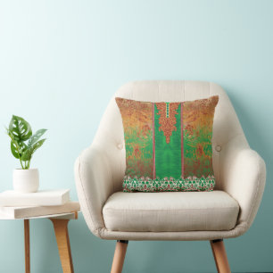 Coussin un tableau d'un champ vert avec une bordure orange