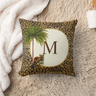 Coussin Un tigre debout sur un monogramme motif léopard