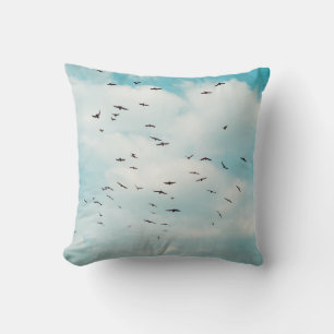 Coussin Un troupeau de colombes grises vole sur le ciel bl