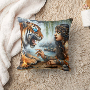 Coussin Une Américaine Autochtone Interagissant Avec Tiger