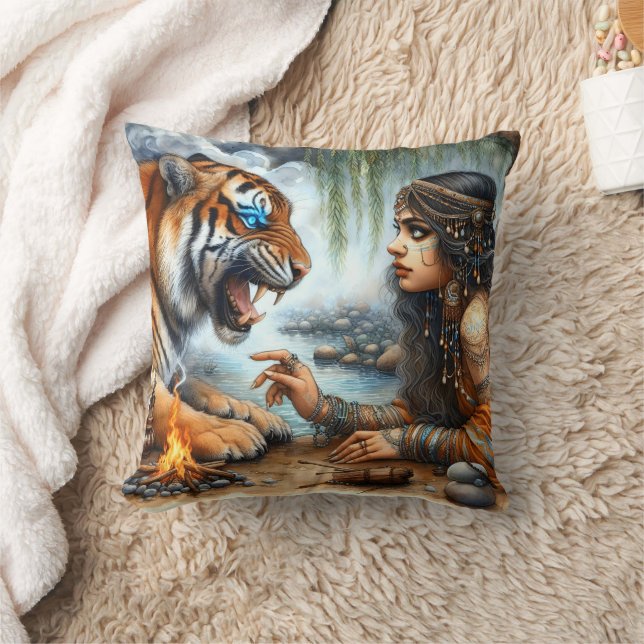 Coussin Une Américaine Autochtone Interagissant Avec Tiger (Couverture)