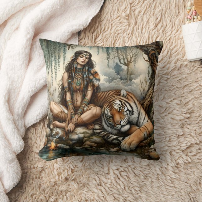 Coussin Une Américaine d'origine assise près d'un tigre à  (Couverture)