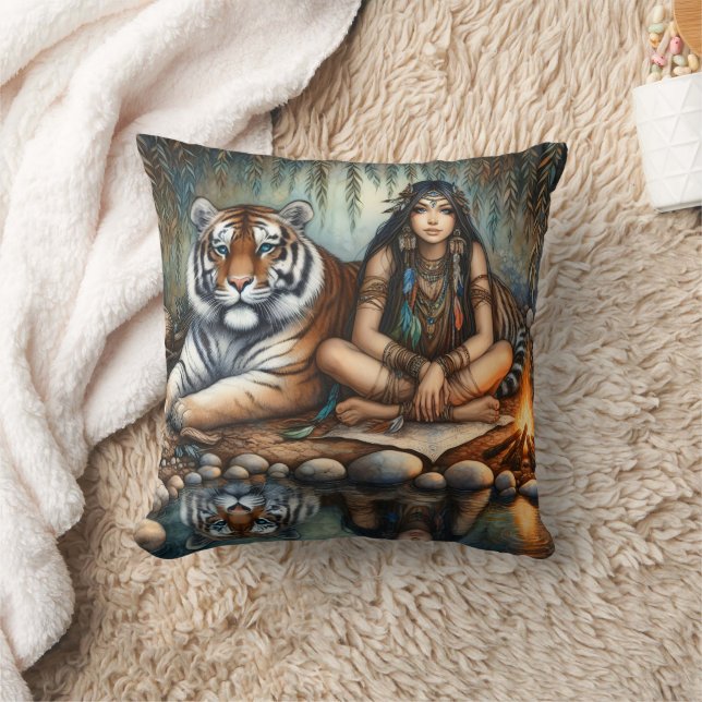 Coussin Une Américaine D'Origine Médite Avec Un Tigre (Couverture)