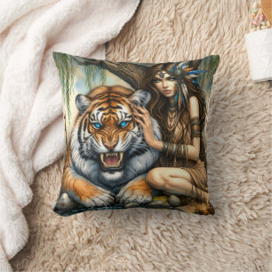 Coussin Une amérindienne prend soin du tigre par l'eau