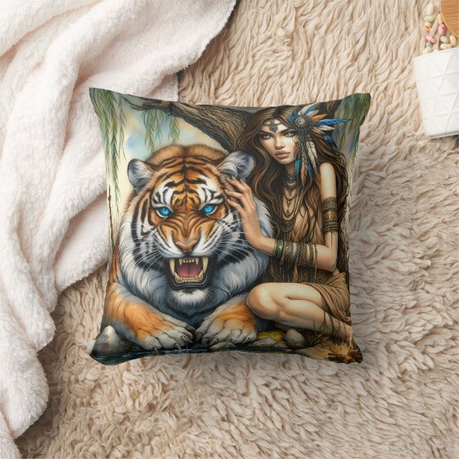 Coussin Une amérindienne prend soin du tigre par l'eau (Couverture)