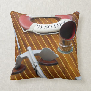 Coussin Une Ancre et une Vie-Balise sur un bateau en bois