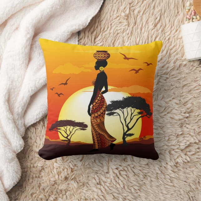 Coussin Une belle femme africaine Silhouette sur les solei (Couverture)