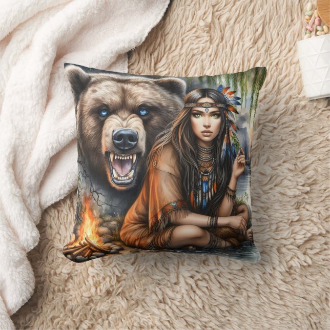 Coussin Une femme amérindienne assise avec un ours à River (Couverture)