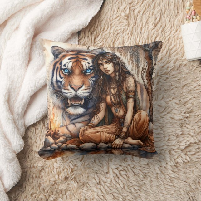 Coussin Une femme amérindienne assise avec un tigre par ea (Couverture)