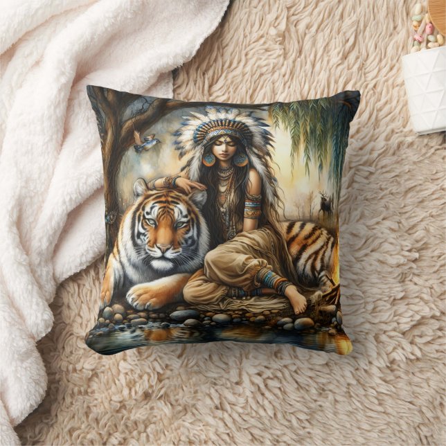Coussin Une femme amérindienne près d'un tigre au bord d'u (Couverture)