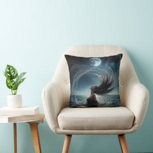 Coussin Une Femme Au Feu De La Lune Océanique