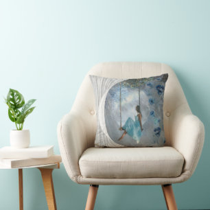 Coussin Une femme en robe bleue sur un swing