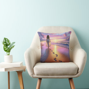 Coussin Une Femme Marchant Sur Une Plage De Coucher Du Sol
