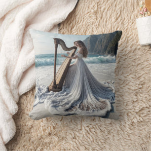 Coussin Une femme qui joue de la harpe sur le bord de mer