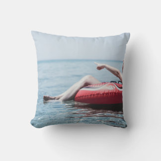 Coussin Une femme sur un flotteur gonflable dans l'océan p