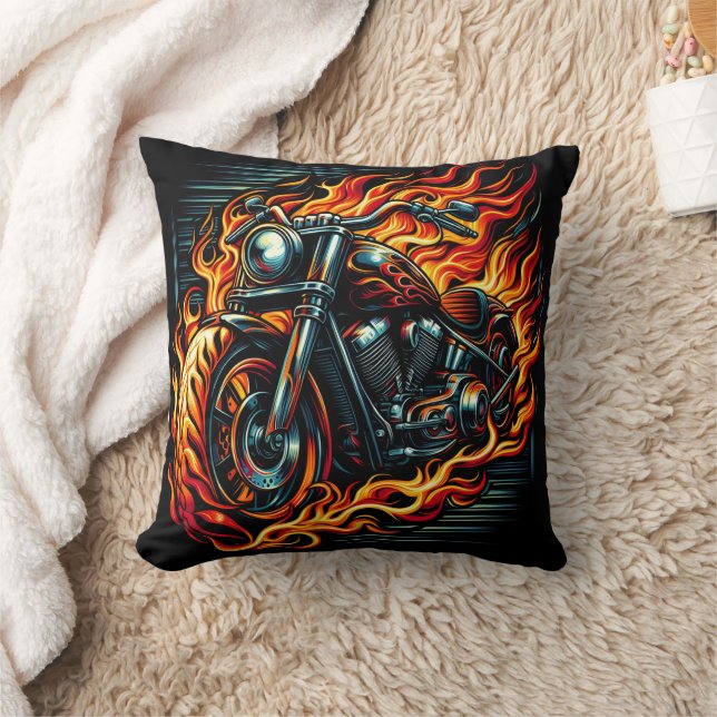 Coussin Une moto torride à travers des flammes vibrantes (Couverture)