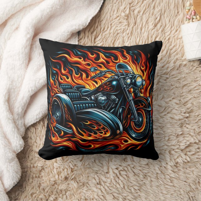 Coussin Une moto torride à travers des flammes vibrantes (Couverture)