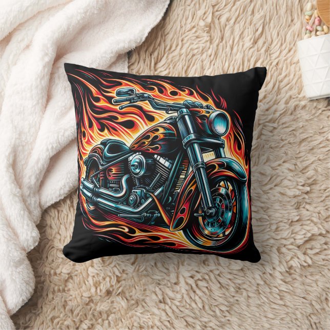 Coussin Une moto torride à travers une nuit de flammes (Couverture)