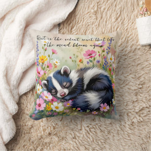 Coussin Une mouffette adorable faisant la sieste dans des