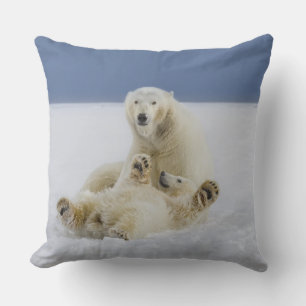 Coussin Une ourse polaire et son ourson jouent dans la nei