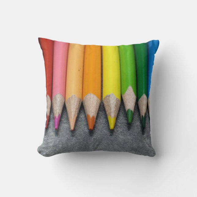 Coussin Une rangée de crayons colorés. (Recto)
