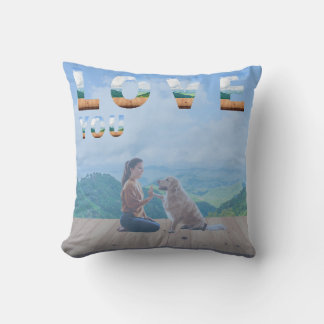 Coussin Une scène réconfortante où une femme regarde avec 