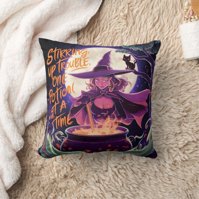Coussin Une sorcière brasse potions sous une pleine lune (Couverture)