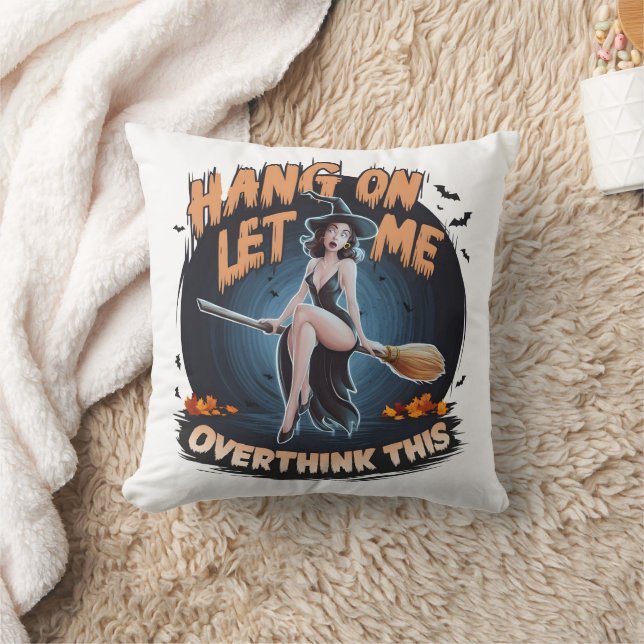 Coussin Une sorcière contemplant sous une pleine lune au c (Couverture)