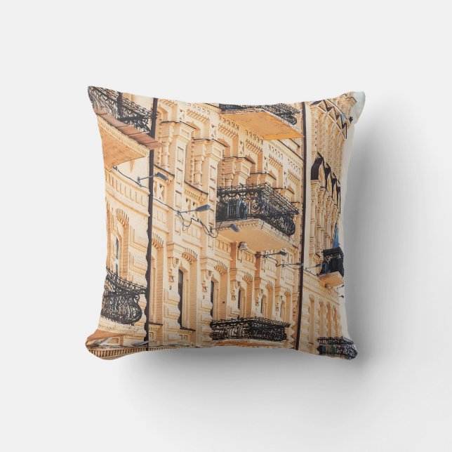 Coussin Une vieille maison jaune aux balcons en fer forgé. (Recto)