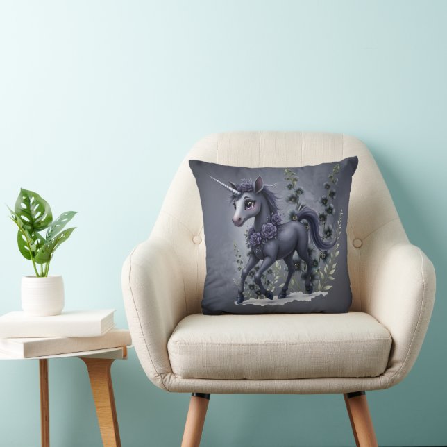 Coussin Unicorne stylisée dans la splendeur florale. (Chaise)