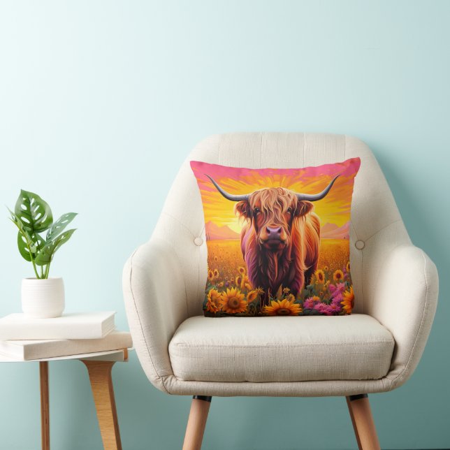 Coussin Vache Highland dans les tournesols à Sunrise (Chaise)