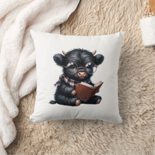 Coussin Vache Highland noire lisant un livre