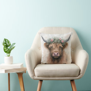 Coussin Vache Highlandaise de mariage portant une couronne