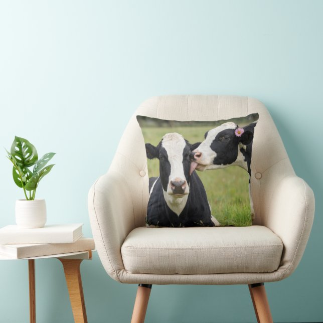 Coussin Vache Holstein embrasse dans la prairie de la ferm (Chaise)