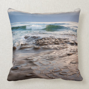 Coussin Vague de rupture sur la plage, Californie