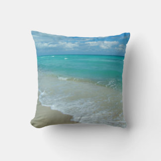 Coussin Vagues blanches d'Aqua s'écrasant sur le rivage de