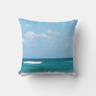 Coussin Vagues de l'océan ciel bleu se fracassant sur le r