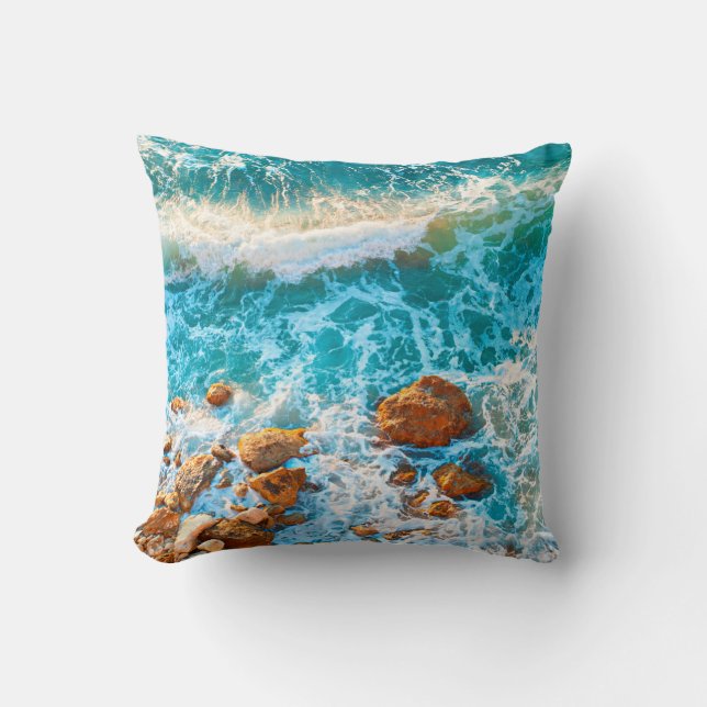 Coussin Vagues sur une plage rocheuse au coucher du soleil (Recto)
