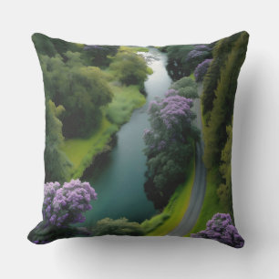 Coussin Vallée de rivière verte luxuriante avec fleurs vio