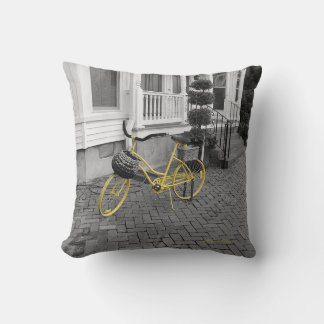 Coussin Vélo jaune sur le trottoir