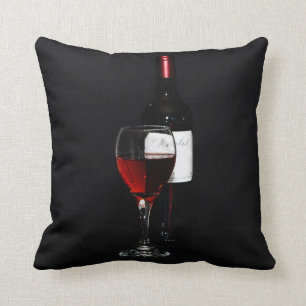 Coussin verre et bouteille de vin rouge