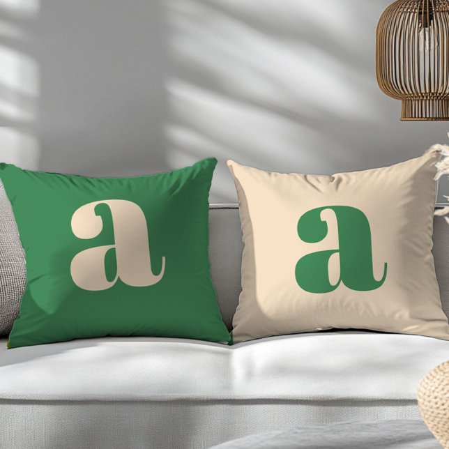 Coussin Vert et crème rétro moderne initial  (Créateur téléchargé)